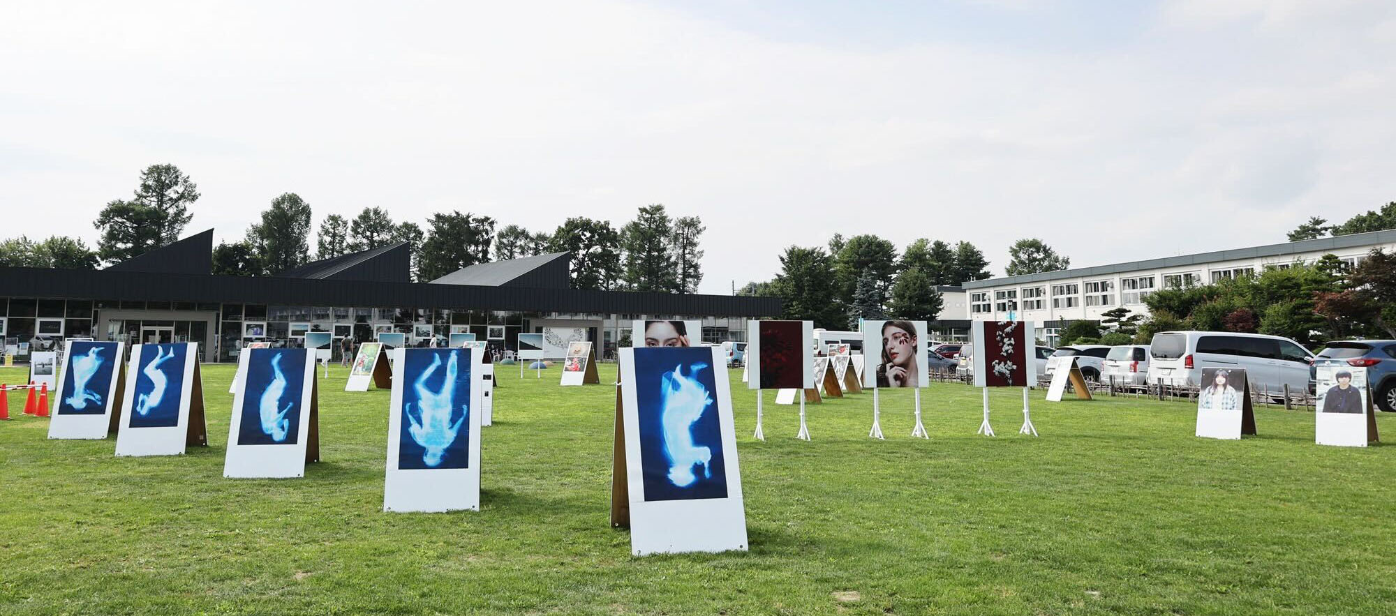 東川町国際写真フェスティバルのGAKKOTENにて、NPIの学生3名がレビュアー選出を受けました！